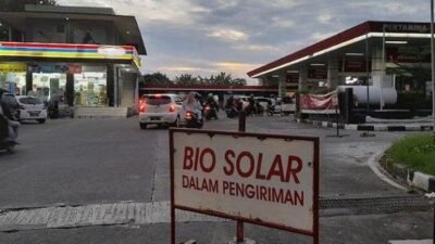 Ilustrasi antrean kendaraan angkutan barang saat mengisi bahan bakar minyak (BBM) jenis solar subsidi di stasiun pengisian bahan bakar.