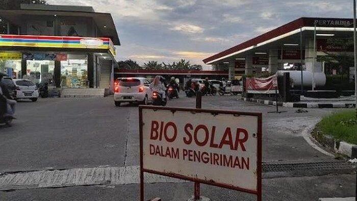 Ilustrasi antrean kendaraan angkutan barang saat mengisi bahan bakar minyak (BBM) jenis solar subsidi di stasiun pengisian bahan bakar.