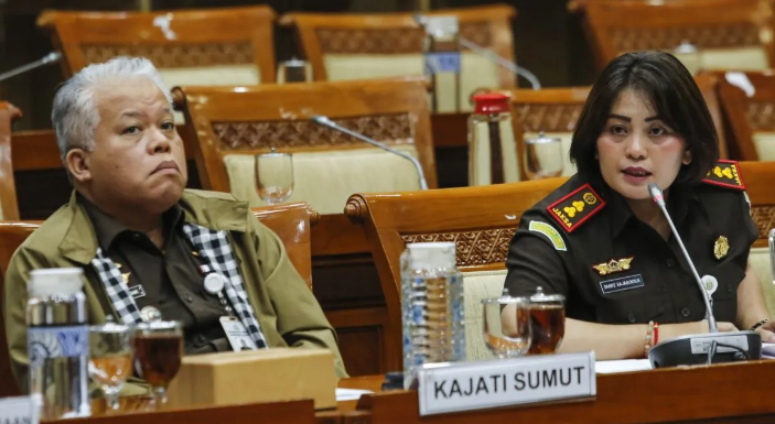 Kejagung lakukan pemeriksaan Kejari Karo imbas polemik penanganan perkara kasus videografer Amsal Sitepu. Jajaran jaksa resmi diamankan oleh tim intelijen.