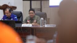 Kepala BNPB Letjen TNI Suharyanto melanjutkan konsolidasi dalam Rapat Koordinasi Penanggulangan Karhutla di Balai Petitih Kantor Gubernur, Pontianak, Kalimantan Barat, Kamis (16/4).