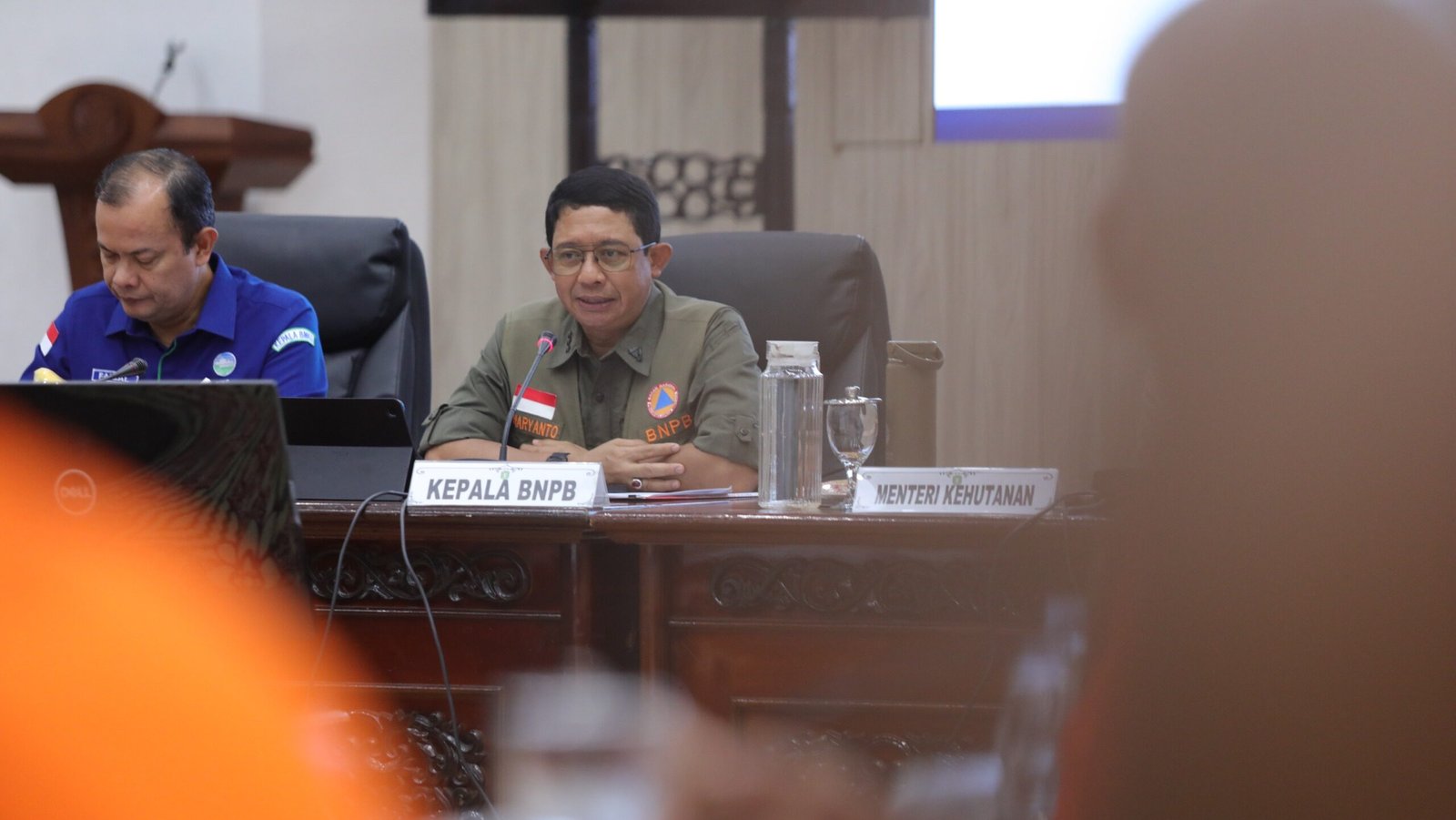 Kepala BNPB Letjen TNI Suharyanto melanjutkan konsolidasi dalam Rapat Koordinasi Penanggulangan Karhutla di Balai Petitih Kantor Gubernur, Pontianak, Kalimantan Barat, Kamis (16/4).