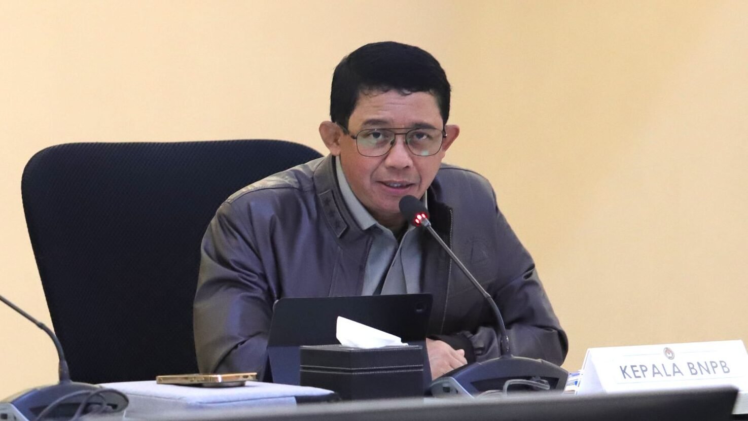 Kepala BNPB Letjen TNI Suharyanto saat memaparkan data progres pencairan dana bantuan perbaikan rumah bagi korban bencana.