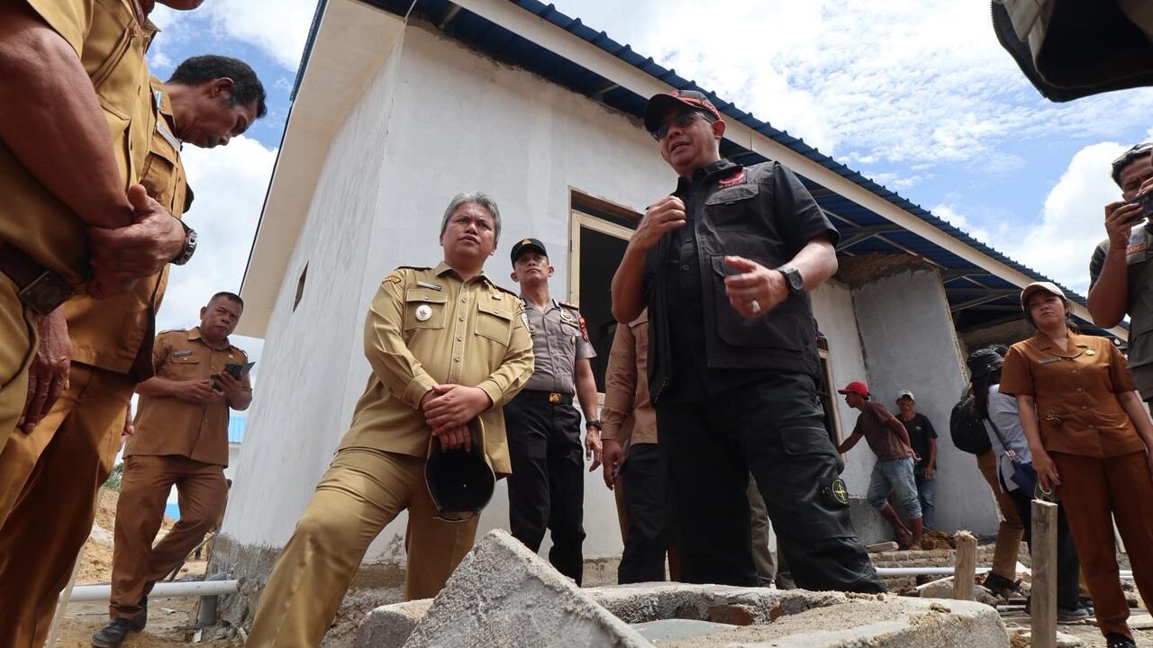 Kepala BNPB Suharyanto bersama jajaran Pemkab meninjau langsung progres pembangunan hunian tetap tahan gempa bagi korban bencana di Tapanuli Utara.