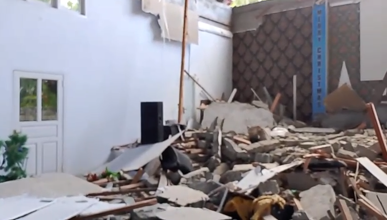 Kerusakan bangunan Gereja Kalvari di Kelurahan Lelewi, Kecamatan Batang Dua, Kota Ternate, Provinsi Maluku Utara pascagempa bumi magnitudo 7,6 yang mengguncang pada Kamis (2/4). (Dok: BPBD Provinsi Maluku Utara)