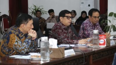 Ketua Badan Legislasi (Baleg) DPR RI Bob Hasan saat memaparkan pentingnya keterbukaan data publik dalam kunjungan kerja di Kantor Gubernur Kalimantan Barat.