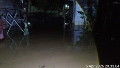 Kondisi banjir saat melanda jalan dan rumah warga di wilayah Kecamatan Way Khilau, Kabupaten Pesawaran, Provinsi Lampung, pada Minggu (5/4). Sumber foto dan video: BPBD Kabupaten Pesawaran