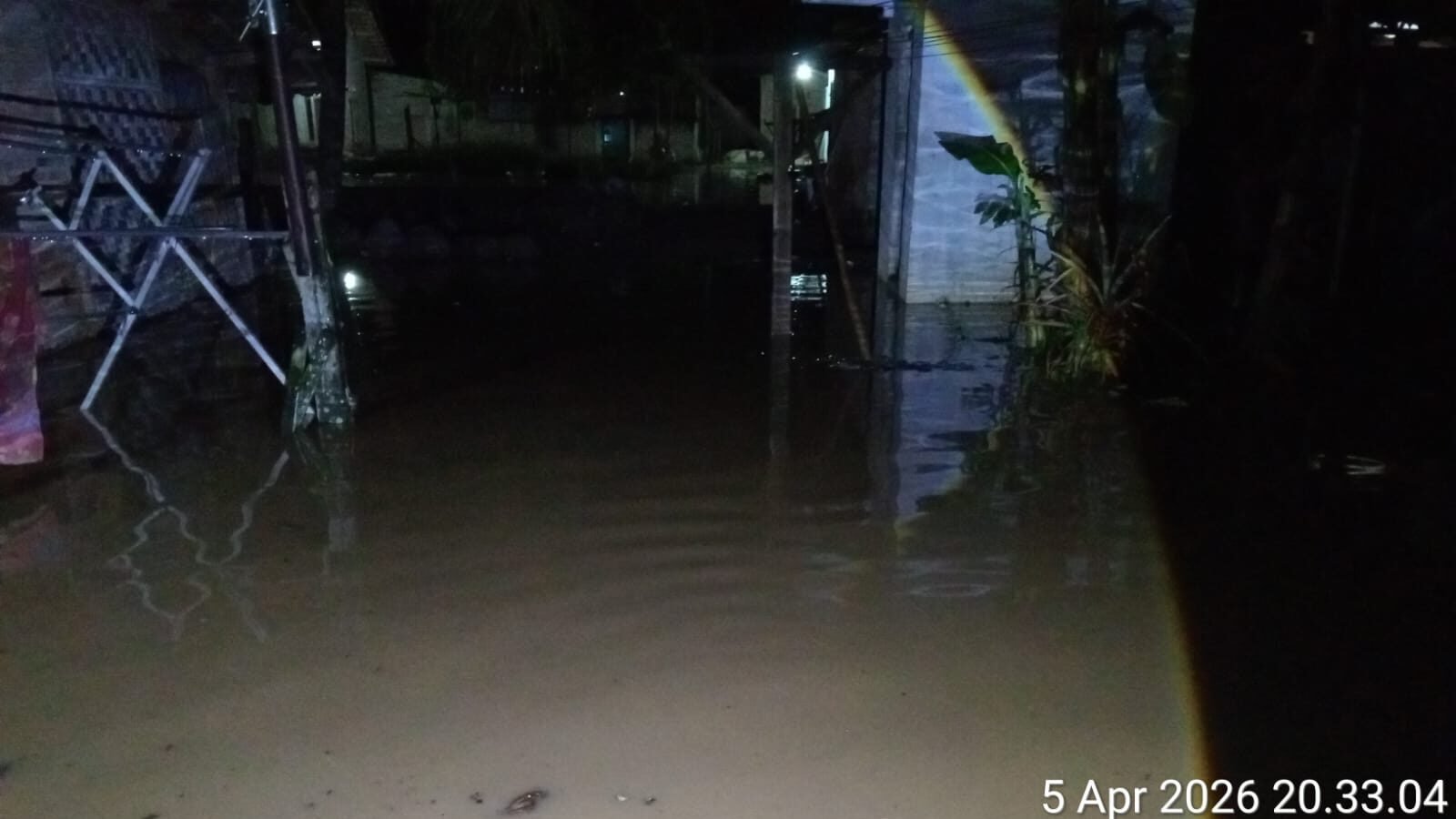 Kondisi banjir saat melanda jalan dan rumah warga di wilayah Kecamatan Way Khilau, Kabupaten Pesawaran, Provinsi Lampung, pada Minggu (5/4). Sumber foto dan video: BPBD Kabupaten Pesawaran