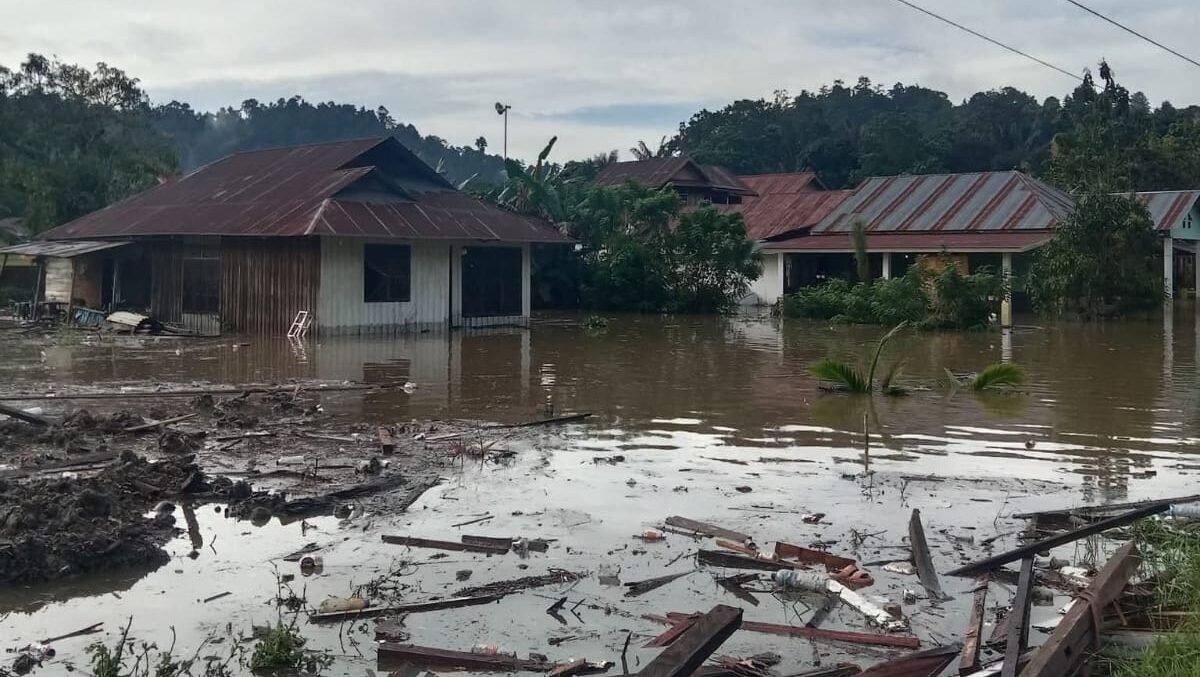 Kondisi banjir yang menggenangi jalan dan rumah warga di wilayah Kecamatan Pamona Utara, Kabupaten Poso, Provinsi Sulawesi Tengah, pada Minggu (12/4). Sumber foto: BPBD Provinsi Sulawesi Tengah