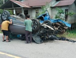Hilang Kendali, Honda CR-V Tabrak Pikap Terparkir di Jalan Raya Beduai Sanggau