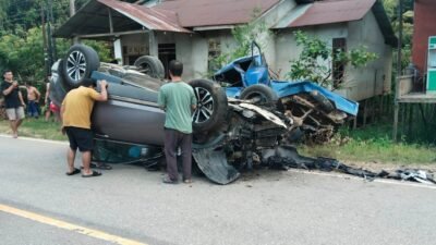 Kondisi kendaraan yang mengalami kerusakan cukup parah pasca-insiden tabrakan lalu lintas di Jalan Raya Beduai, Kabupaten Sanggau.