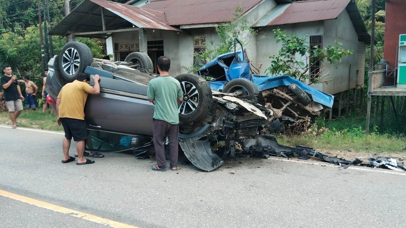 Kondisi kendaraan yang mengalami kerusakan cukup parah pasca-insiden tabrakan lalu lintas di Jalan Raya Beduai, Kabupaten Sanggau.