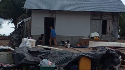 Kondisi rumah warga di kawasan pesisir Kabupaten Banggai Laut, Sulawesi Tengah, yang mengalami kerusakan usai dihantam gelombang pasang ekstrem.