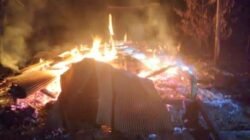 Kondisi puing-puing sisa bangunan pascainsiden pembakaran pondok milik keluarga almarhum Bosan di Kecamatan Air Upas, Kabupaten Ketapang.