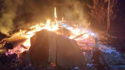 Kondisi puing-puing sisa bangunan pascainsiden pembakaran pondok milik keluarga almarhum Bosan di Kecamatan Air Upas, Kabupaten Ketapang.