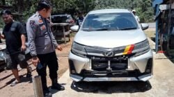 Kondisi ringsek bagian depan mobil Daihatsu Xenia berpelat KB 1142 EI usai terlibat kecelakaan lalu lintas di depan SPBU Kebadu, Kecamatan Batang Tarang, Sanggau.