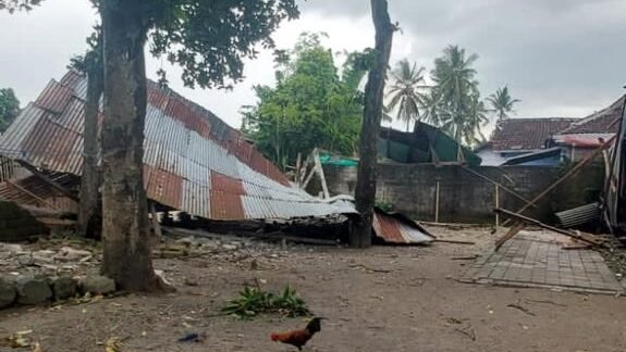 Kondisi rumah warga yang rusak akibat diterjang angin kencang yang melanda wilayah Desa Kakeri, Kecamatan Gunung Sari, Lombok Barat, Nusa Tenggara Barat, Senin (20/4).