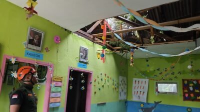 Kondisi salah satu bangunan rumah milik warga di Kecamatan Gucialit yang mengalami kerusakan akibat terjangan hujan deras dan angin kencang.