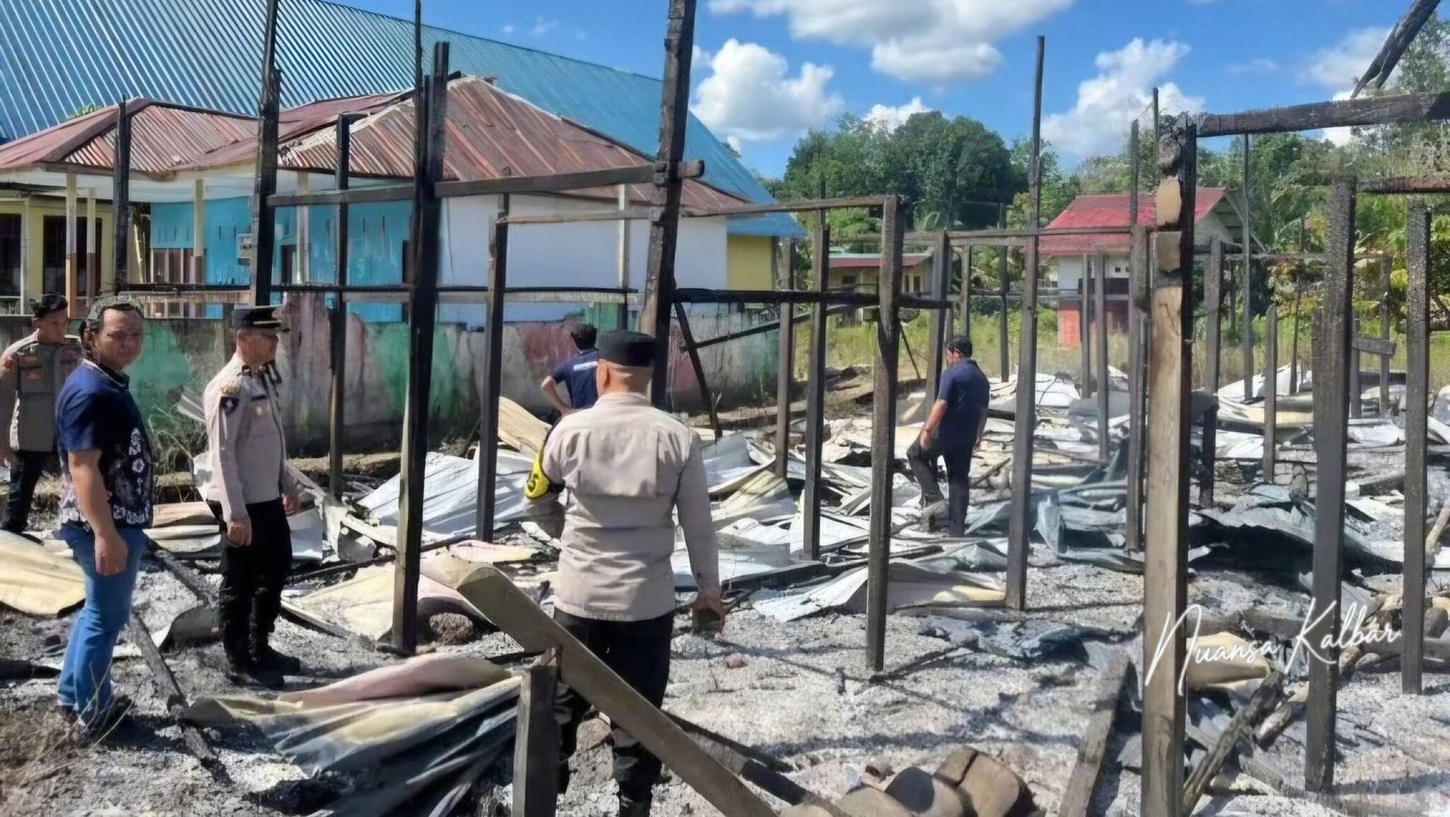 Kondisi sisa puing bangunan pasca insiden kebakaran yang menghanguskan sebuah rumah betang di Desa Poring, Kecamatan Nanga Pinoh, Kabupaten Melawi.