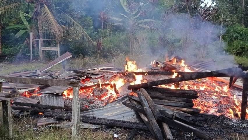 Kondisi sisa puing rumah milik warga di Dusun Sei Batu Karang yang ludes dilalap api akibat sisa bara kayu bakar yang belum dipadamkan sepenuhnya.