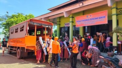 Pengungsi banjir Demak meninggalkan pos pengungsian untuk kembali ke rumah masing-masing setelah banjir surut pada Minggu (5/4).