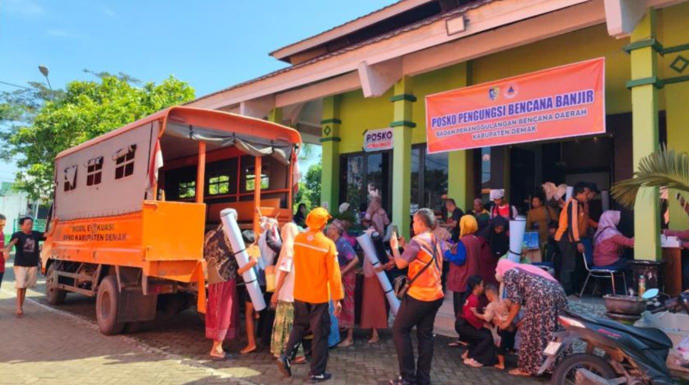 Pengungsi banjir Demak meninggalkan pos pengungsian untuk kembali ke rumah masing-masing setelah banjir surut pada Minggu (5/4).