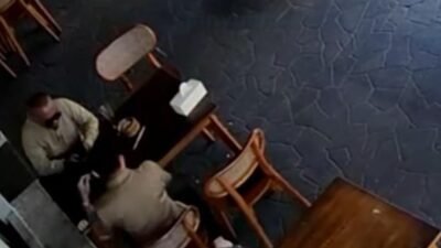 Tangakapan layar CCTV Pertemuan antara Andi dan pihak pelapor pada (15/4/2025) di kafe kluwi di jalan sultan Mahmud Pontianak. (Dok. Ist)