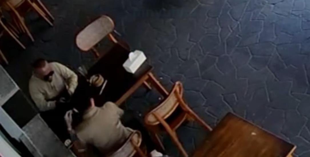 Tangakapan layar CCTV Pertemuan antara Andi dan pihak pelapor pada (15/4/2025) di kafe kluwi di jalan sultan Mahmud Pontianak. (Dok. Ist)