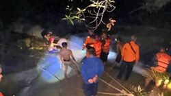 Petugas gabungan bersama warga saat melakukan proses evakuasi terhadap pelajar yang terjepit di rongga bebatuan usai tenggelam di Riam Landau, Desa Pana, Kabupaten Sanggau.