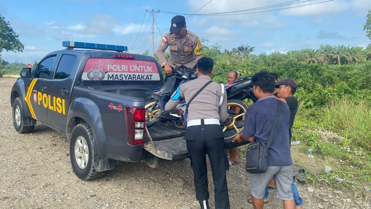 Petugas kepolisian dari Polsek Sekayam saat mengevakuasi sepeda motor milik korban kecelakaan di persimpangan PT PAR Dusun Berungkat untuk diamankan sebagai barang bukti.