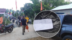 Petugas kepolisian saat melakukan olah tempat kejadian perkara (TKP) terkait kasus penemuan jasad bayi yang dibuang warga di area tempat ibadah.