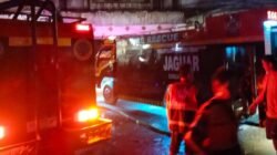 Petugas pemadam kebakaran gabungan saat berupaya memadamkan kobaran api yang menghanguskan area belakang bangunan Warkop Sinar Pagi di Sungai Pinyuh.