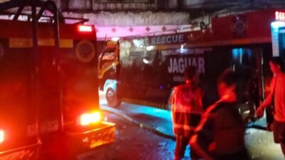 Petugas pemadam kebakaran gabungan saat berupaya memadamkan kobaran api yang menghanguskan area belakang bangunan Warkop Sinar Pagi di Sungai Pinyuh.