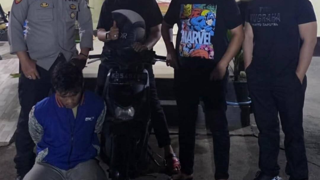 Pihak kepolisian saat mengamankan barang bukti berupa satu unit sepeda motor hasil curian usai melakukan penangkapan terhadap tersangka.