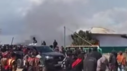 Ratusan massa gelar unjuk rasa berujung pembakaran pos dan penyegelan kantor akibat sengketa lahan PT MAS Mempawah. (Dok. Ist)