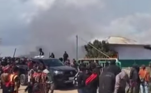 Ratusan massa gelar unjuk rasa berujung pembakaran pos dan penyegelan kantor akibat sengketa lahan PT MAS Mempawah. (Dok. Ist)