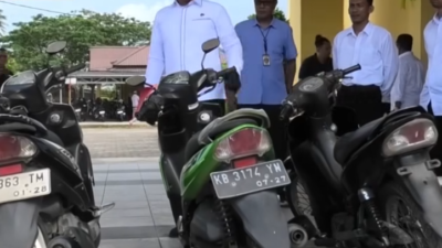 Sejumlah unit sepeda motor hasil curian diamankan petugas Satreskrim Polres Singkawang sebagai barang bukti tindak pidana curanmor yang melibatkan tersangka J di 10 lokasi berbeda.