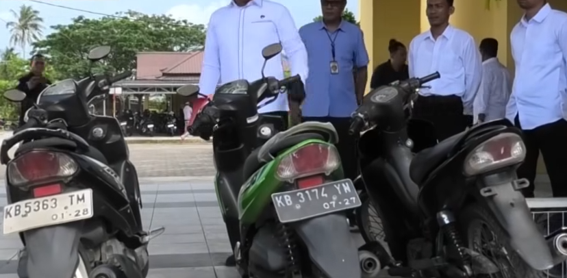 Sejumlah unit sepeda motor hasil curian diamankan petugas Satreskrim Polres Singkawang sebagai barang bukti tindak pidana curanmor yang melibatkan tersangka J di 10 lokasi berbeda.