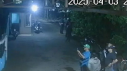 Tangkapan layar CCTV menunjukkan sejumlah orang berkumpul di depan rumah pimpinan Media Fakta Group, Kamis Malam (3/4/2025). (Dok. Faktakalbar.id)