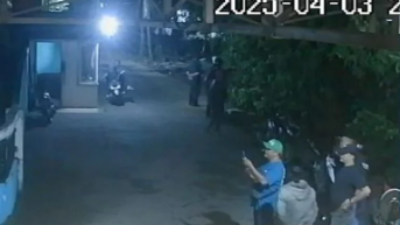 Tangkapan layar CCTV menunjukkan sejumlah orang berkumpul di depan rumah pimpinan Media Fakta Group, Kamis Malam (3/4/2025). (Dok. Faktakalbar.id)