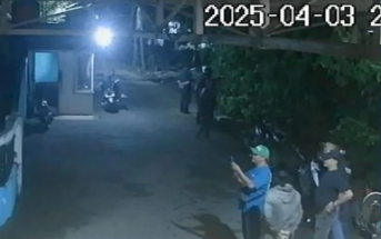 Tangkapan layar CCTV menunjukkan sejumlah orang berkumpul di depan rumah pimpinan Media Fakta Group, Kamis Malam (3/4/2025). (Dok. Faktakalbar.id)