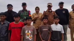 Kepala Dinas Lingkungan Hidup Kabupaten Sintang meninjau langsung kawasan Kampong Ladang yang telah dibersihkan secara swadaya oleh para pemuda setempat.