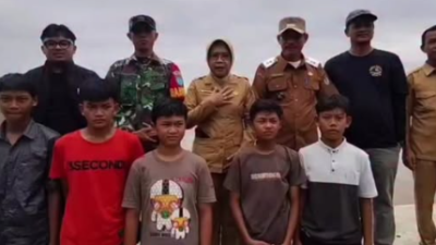 Kepala Dinas Lingkungan Hidup Kabupaten Sintang meninjau langsung kawasan Kampong Ladang yang telah dibersihkan secara swadaya oleh para pemuda setempat.