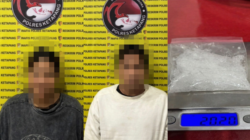 Kedua pelaku berinisial I dan R beserta barang bukti puluhan gram narkotika jenis sabu dan sebuah kotak rice cooker saat diamankan oleh jajaran Satresnarkoba Polres Ketapang untuk penyidikan lebih lanjut.