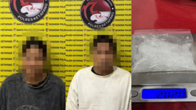 Kedua pelaku berinisial I dan R beserta barang bukti puluhan gram narkotika jenis sabu dan sebuah kotak rice cooker saat diamankan oleh jajaran Satresnarkoba Polres Ketapang untuk penyidikan lebih lanjut.