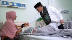 Siswa mendapatkan perawatan medis di rumah sakit usai mengalami keracunan makanan dari program MBG di kawasan Jakarta Timur, Kamis (2/4/2026).