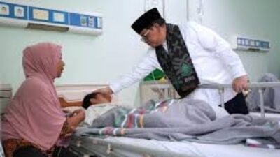 Siswa mendapatkan perawatan medis di rumah sakit usai mengalami keracunan makanan dari program MBG di kawasan Jakarta Timur, Kamis (2/4/2026).