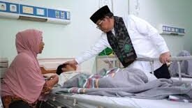 Siswa mendapatkan perawatan medis di rumah sakit usai mengalami keracunan makanan dari program MBG di kawasan Jakarta Timur, Kamis (2/4/2026).