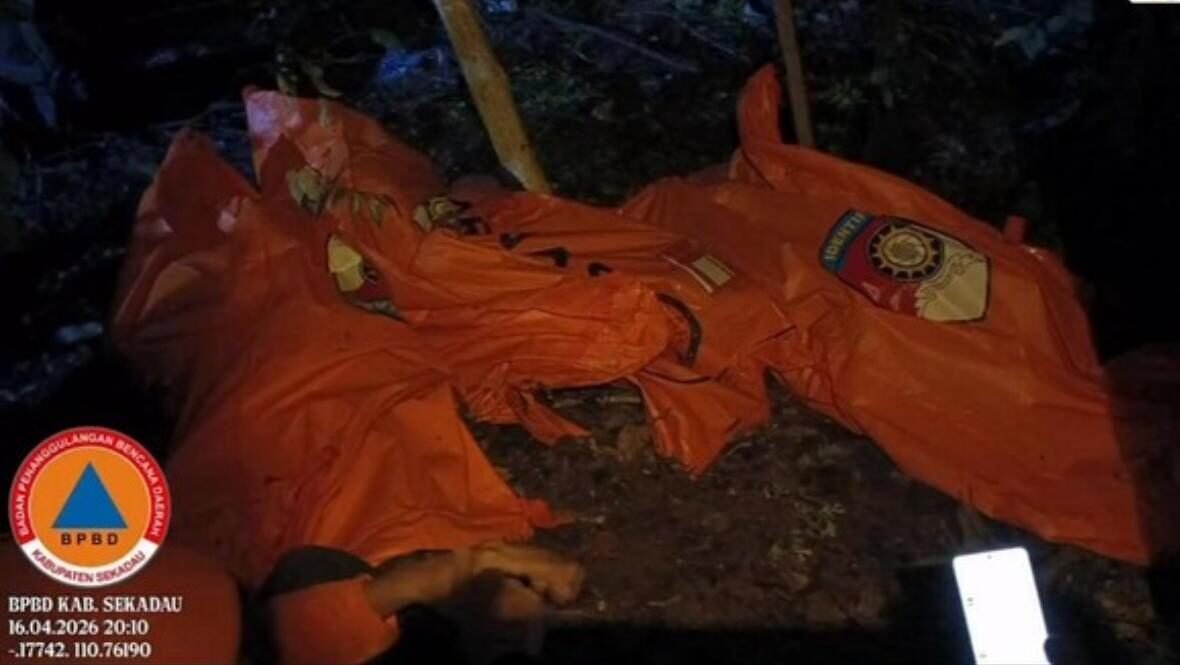 Petugas gabungan mengevakuasi kantong jenazah korban kecelakaan helikopter PK-CFX. (Dok. BPBD Sekadau)