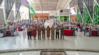 Sosialisasi peran strategis pemilih pemula kepada ratusan pelajar SMA/SMK se-Kabupaten Sanggau di Aula Hotel Harvey.