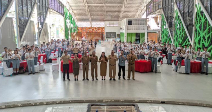 Sosialisasi peran strategis pemilih pemula kepada ratusan pelajar SMA/SMK se-Kabupaten Sanggau di Aula Hotel Harvey.